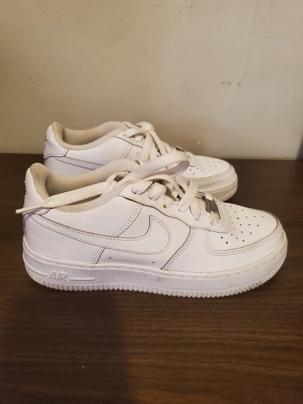 Nike White Low-Top Leather Sneakers with Swoosh